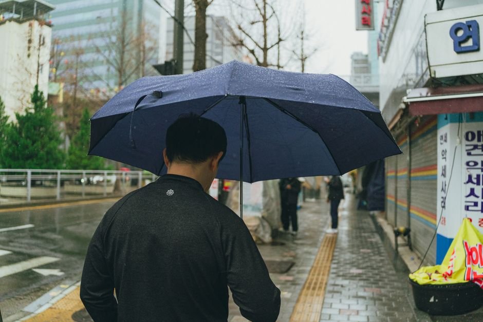 정해인 '우산 의전' 논란 매니저, 친동생으로 확인